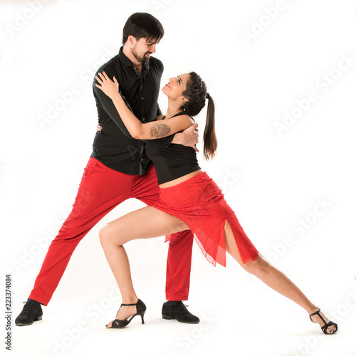 Bailarines de salsa cubana y bachata sobre fondo blanco.