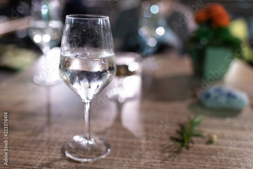 Bicchiere cristallo con gambo a lungo stelo contenente cocktail trasparente photo