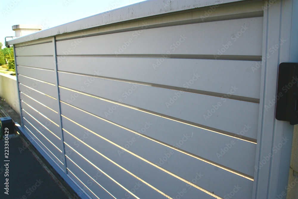 Naklejka premium portail de maison en alu gris et lames