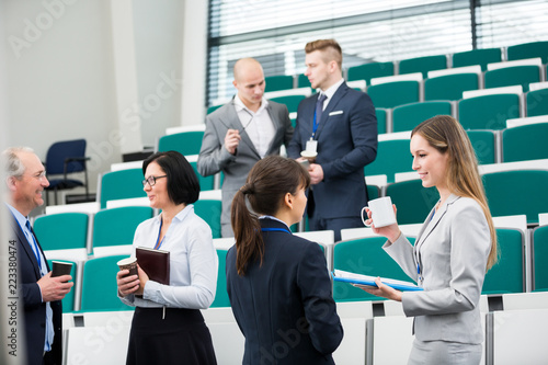 Geschäftsleute und Wissenschaftler auf einem Kongress photo