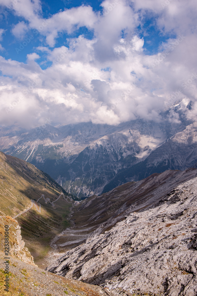 Cime di montagne  nel cielo azzurro con nuvole bianche