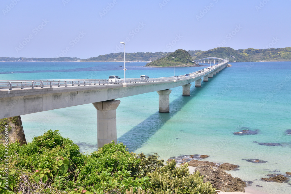 Obraz premium 海を渡る橋