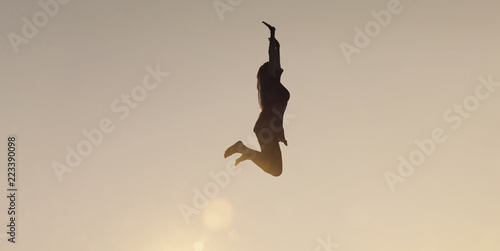 Freudensprung im Gegenlicht