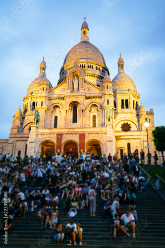 Платно People on stairs on the hillside of Montmartre in front of the Sacre Coeur Basilica