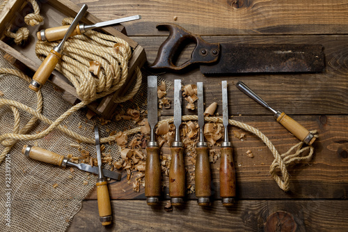 Mesa de trabajo con alguna herramientas de carpintero