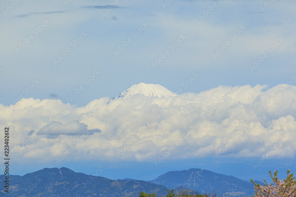 Obraz premium Top of Fuji mountain with cloud and blue sky background