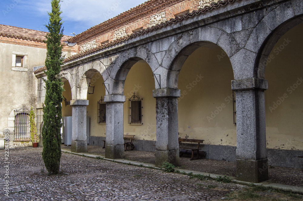 Galeria porticada en un patio en el monasterio de Santa Maria del Paular, en Rascafria cerca de Madrid. España