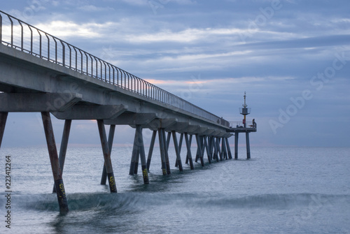 Puente sobre el mar en la ciudad de Badalona. puente del petr  leo