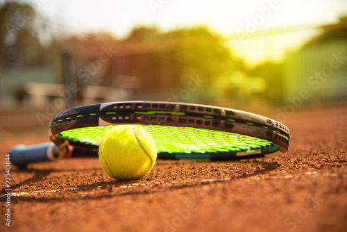 Tennisschläger und Tennisball am Tennisplatz © s-motive