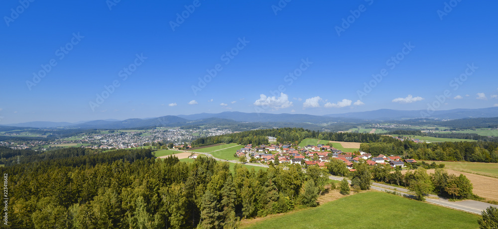 BAYERWALD - Stadt Regen mit den Bergen des Bay.Waldes BAYERWALD - Stadt Regen mit den Bergen des Bay.Waldes