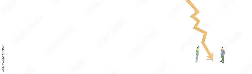 Obraz premium Contract break, conflict of interests. Negotiations of businessmen. banner A wooden chart arrow down divides the two people discussing the case. Termination and breakdown of relations, breaking ties. 