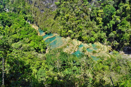 Die natürlichen Pools von Semuc CHampey in Guatemala photo