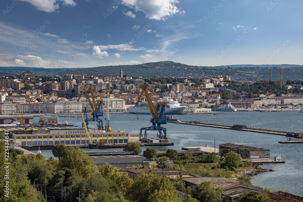 Porto di Trieste, con cantieri, navi, San Giusto, Piazza Unità d'Italia, e il Golfo