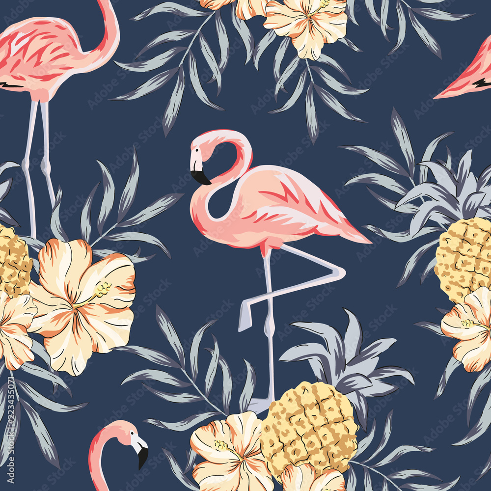 Obraz premium Tropikalne różowe ptaki flamingi, bukiety kwiatów hibiskusa, ananasy, liście palm, granatowe tło. Wektor wzór. Ilustracja dżungli. Egzotyczne rośliny. Letnia plaża kwiatowy wzór. Natura