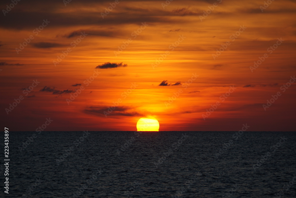 Sonnenuntergang über dem Atlantik in Honduras