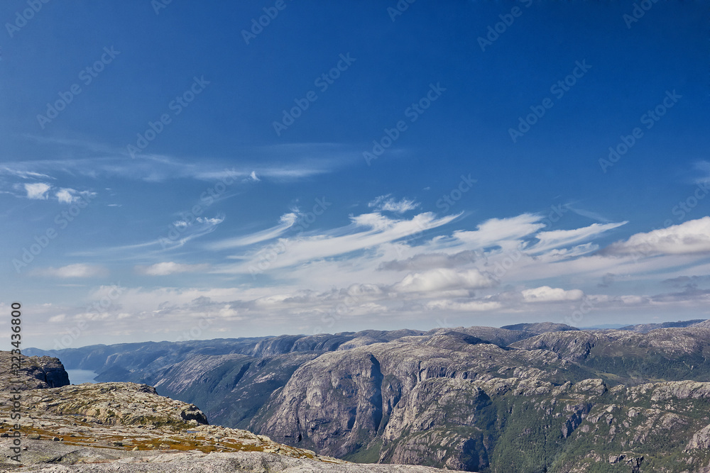 Ausblick von der Klippe auf den Fjord und das Gebirge
