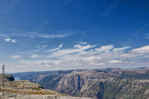 Ausblick von der Klippe auf den Fjord und das Gebirge © Christian Buhtz