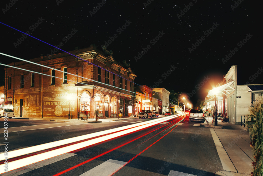 Fototapeta premium Jacksonville Oregon Downtown w nocy | Lekkie szlaki