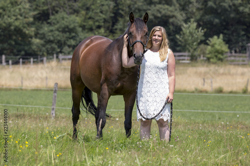 Pferd mit Besitzerin/Reiterin © Bittner KAUFBILD.de