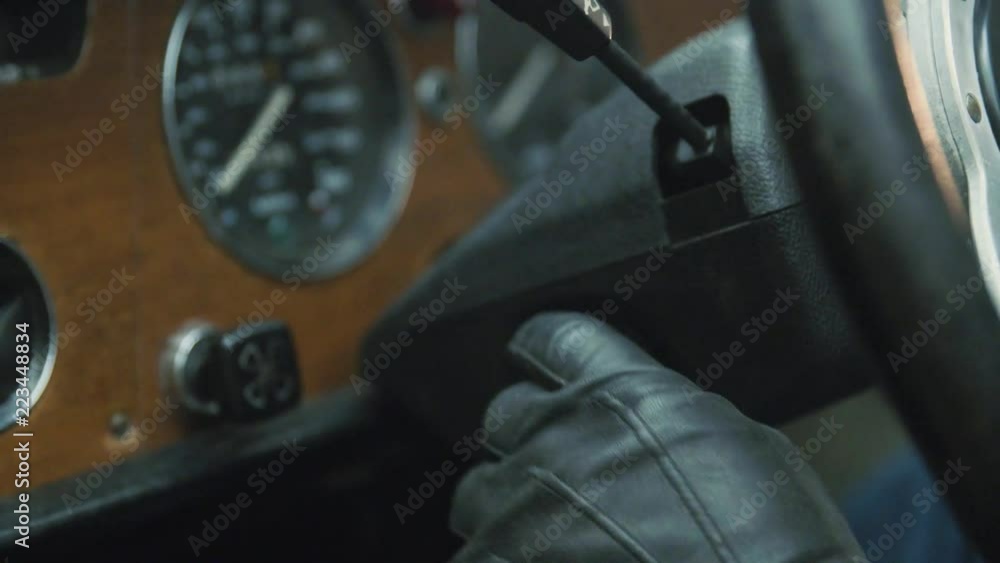 Man start his old vintage car
Homme démarrant sa vieille voiture de collection