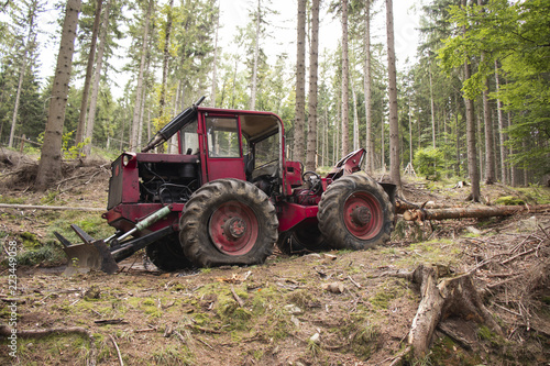 Traktor i wycinka drzew, niszczenie lasu