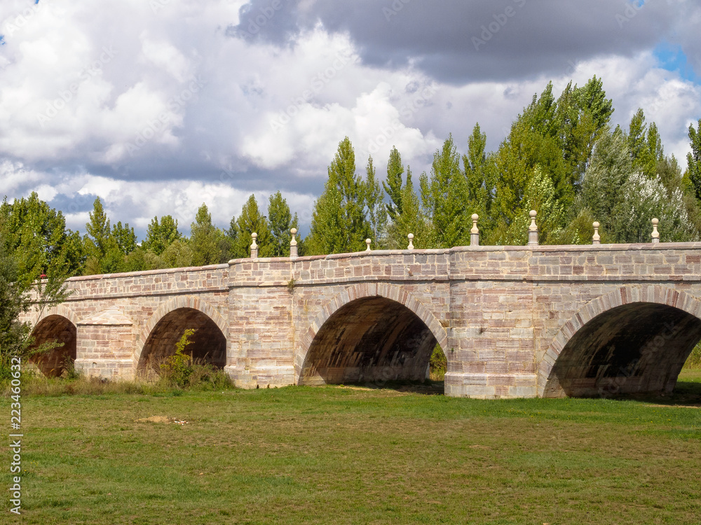 Fototapeta premium Castro bridge on the Torio river in the former Jewish quarter of Leon - Puente Castro, Castile and Leon, Spain