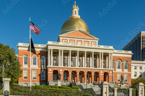 Fotografie Massachusetts State House Facade in Boston as Seen from Boston Common with Flag