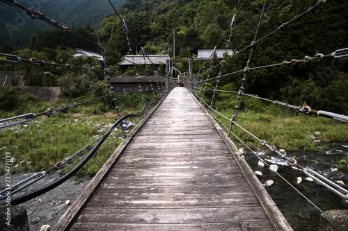 Obraz most wiszący z efektem optycznego powiększenia pomieszczenia