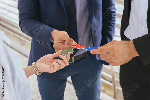 Εκτύπωση καμβά Business thinking concept,Group of business people making jigsaw and merging