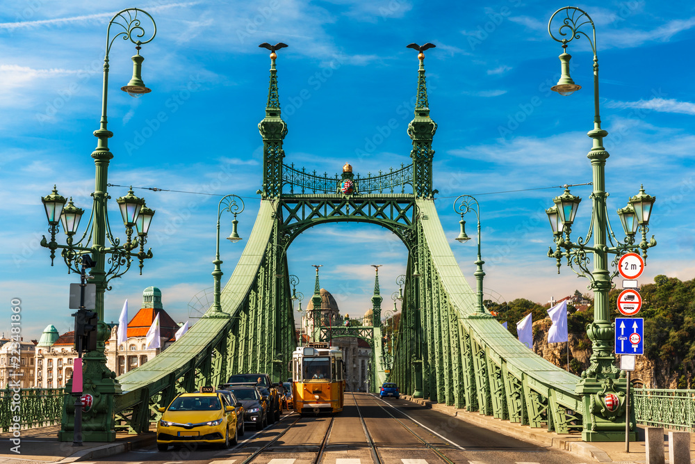 Naklejka premium Ruch uliczny na moście Liberty w Budapeszcie