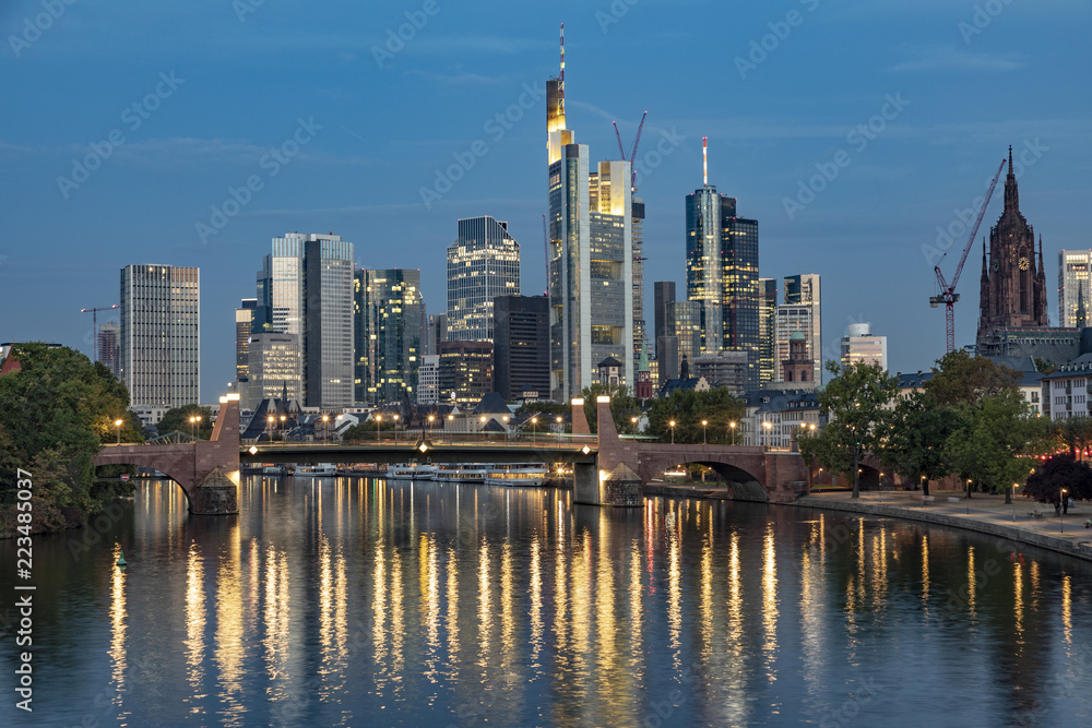 Obraz premium panoramę Frankfurtu nad Menem z rzeką Men we wczesnych godzinach porannych