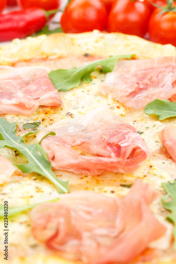 Pizza Prosciutto Schinken Zutaten backen Hochformat Nahaufnahme Pizza Prosciutto Schinken Zutaten backen Hochformat Nahaufnahme