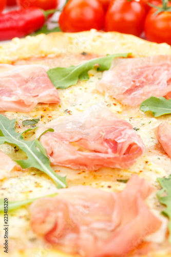 Pizza Prosciutto Schinken Zutaten backen Hochformat Nahaufnahme