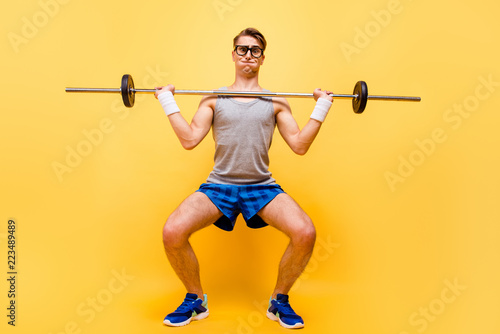 Foto Full length body size of funky caucasian guy in glasses, doing p