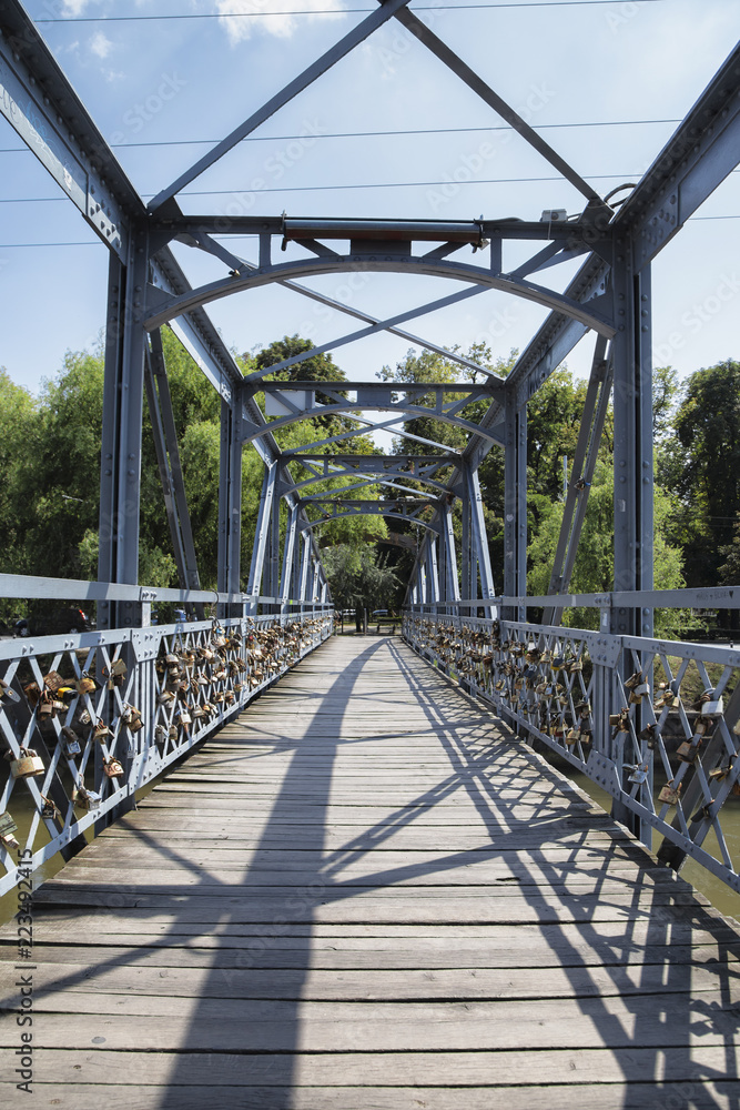 Obraz premium CLUJ-NAPOCA, TRANSYLVANIA, ROMANIA - AUGUST 21, 2018: Love padlocks on Elizabeta Bridge railing on Somes River on August 21, 2018 in Cluj-Napoca.