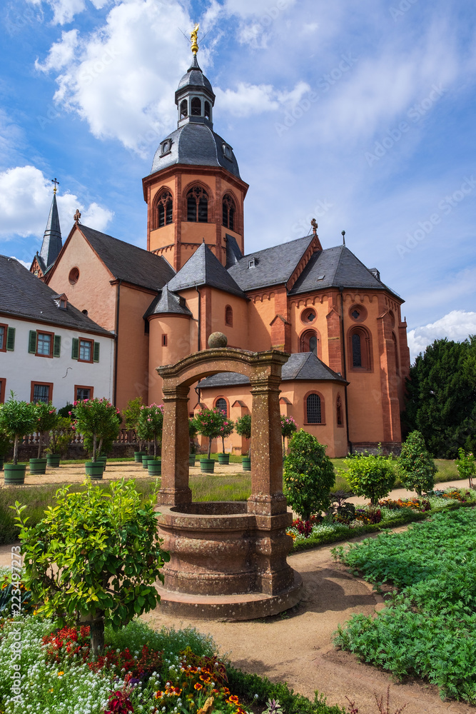 Die Einhardsbasilika und der Klostergarten mit Brunnen in Seligenstadt
