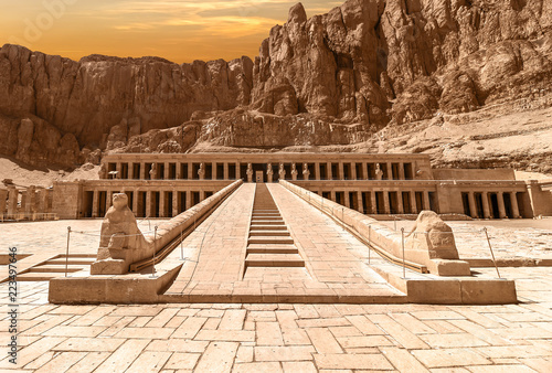 Fotografia The Mortuary Temple of Hatshepsut, also known as the Djeser-Djeseru
