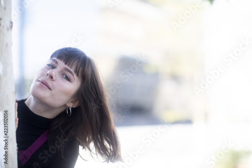 Junge Frau an einem Baum Free Download Junge Frau an einem Baum - GFXLoad