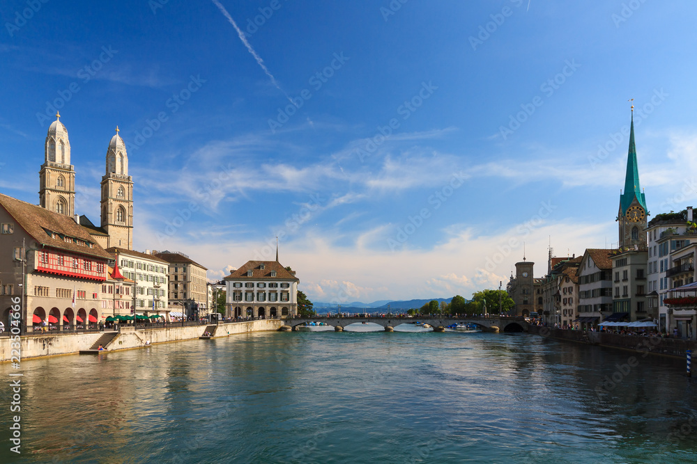 Obraz premium Beautiful summer cityscape of the city Zurich, Switzerland, at the river Limmat and the Grossmünster and Fraumünster churches