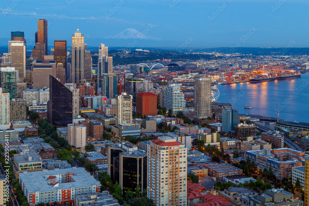 Naklejka premium Seattle linii horyzontu panorama w błękitnej godzinie z Mt. Rainier w tle widziany z Space Needle Tower, Seattle, Waszyngton, USA. Podróżuj po USA.
