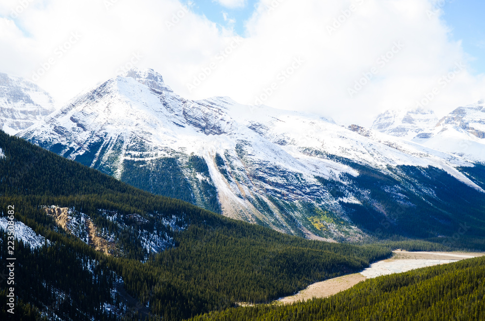 秋のカナディアンロッキー　サンワプタ川と山並み（雪）　ーアイスフィールド・パークウェイにて（カナダ・アルバータ州）