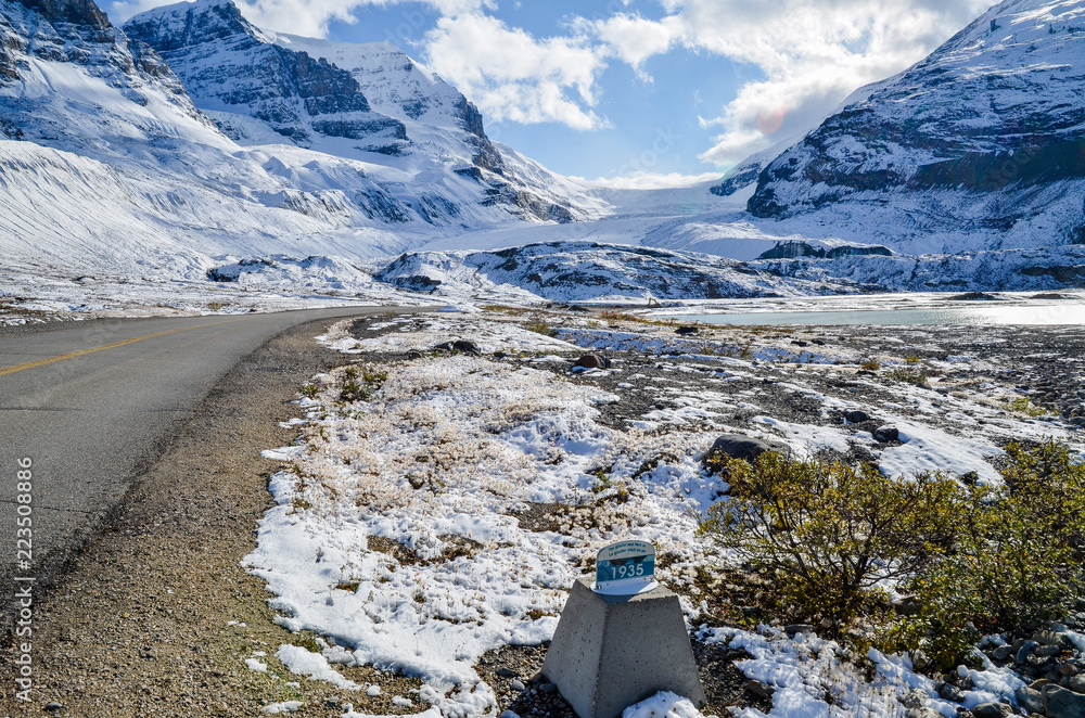 Stockfoto 秋のカナディアン・ロッキー アサバスカ氷河の後退を表す過去の氷河末端の標識(カナダ・アルバータ州) Adobe Stock