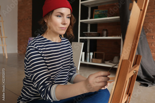 Female artist painting in w...