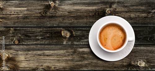 Kaffeetasse auf Holz
