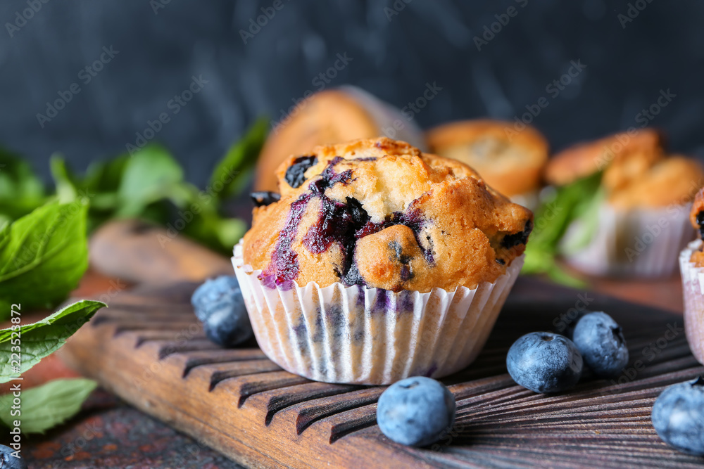 Tasty blueberry muffin on wooden board - obrazy, fototapety, plakaty 