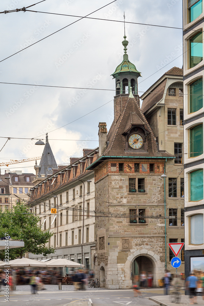 Obraz premium Beautiful cityscape of downtown Geneva, Switzerland, with people shopping in the historic city center at the Molard tower on July 28, 2014 