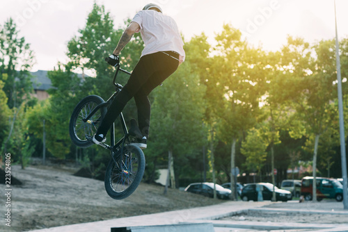 Obraz na płótnie BMX Rider In Skatepark training outdoor