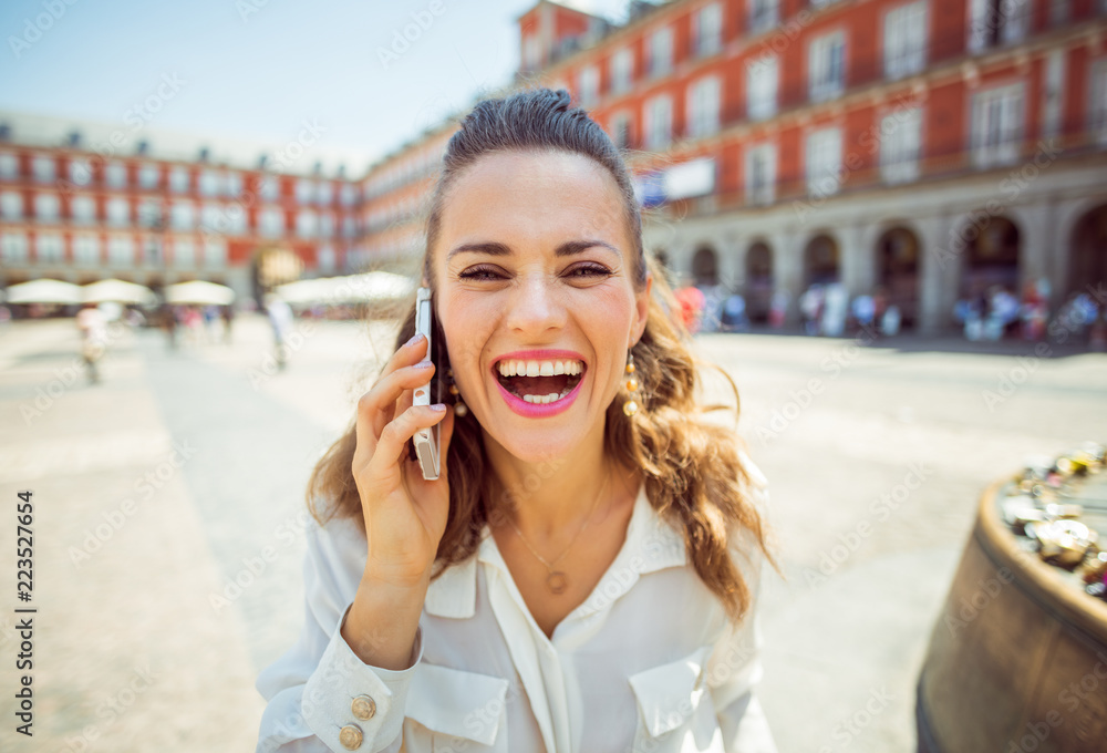 Fototapeta premium kobieta podróżnika na Plaza Mayor rozmawia przez telefon komórkowy