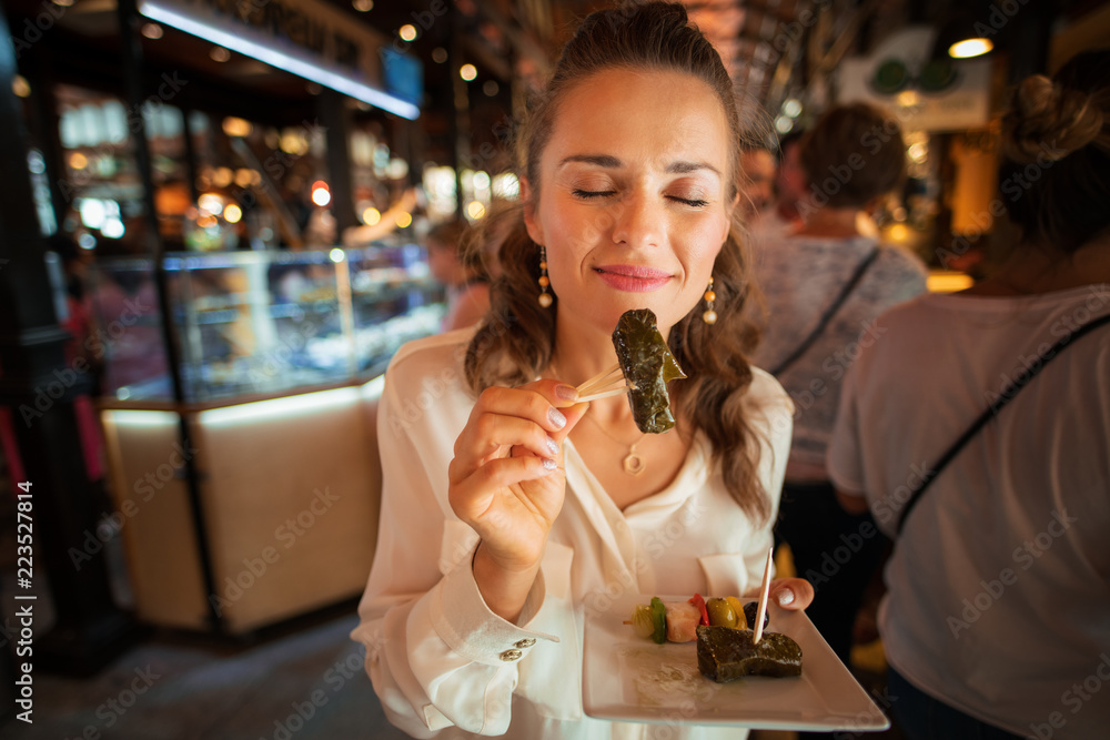 Fototapeta premium podróżniczka na targu San Miguel pijąca tapas