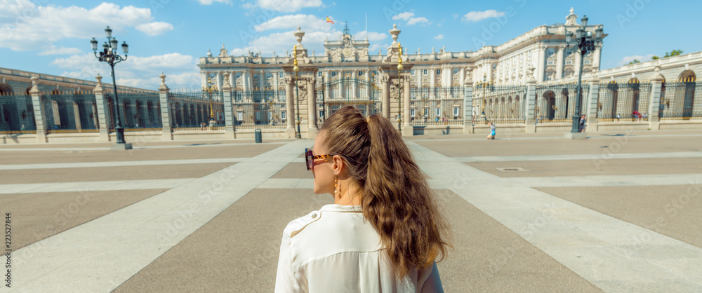Fototapeta premium elegancka kobieta przed Pałacem Królewskim patrząc w dal